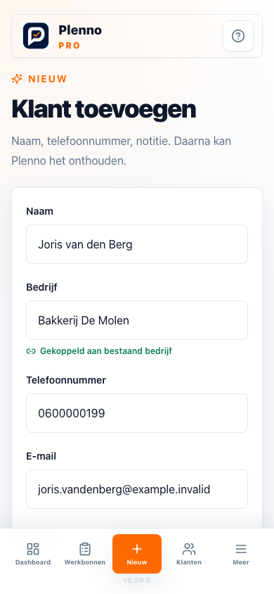 Klant toevoegen op een telefoon met fictieve contactgegevens en een gekoppeld bestaand bedrijf